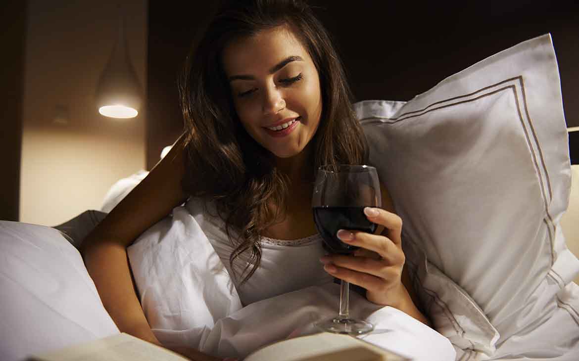 האם אלכוהול עוזר לנו לישון טוב יותר