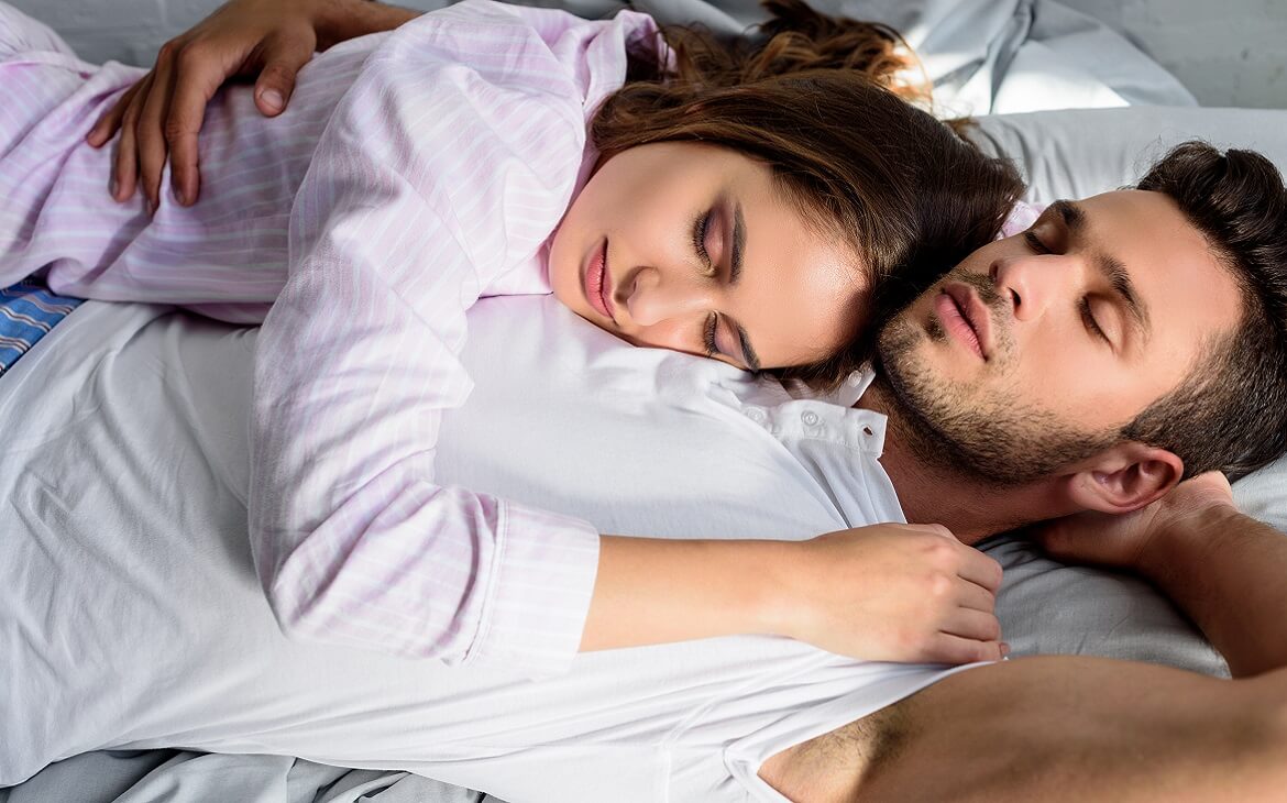 איך שינה משפיעה על האהבה